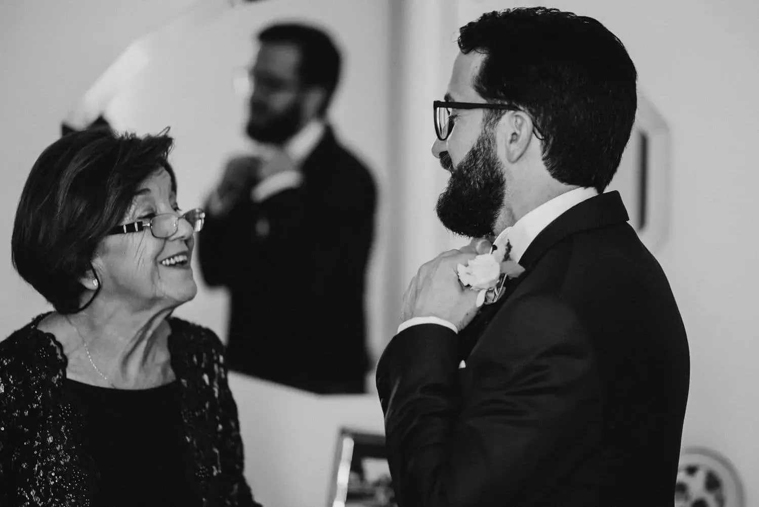 Lo sposo con la madre, in bianco e nero