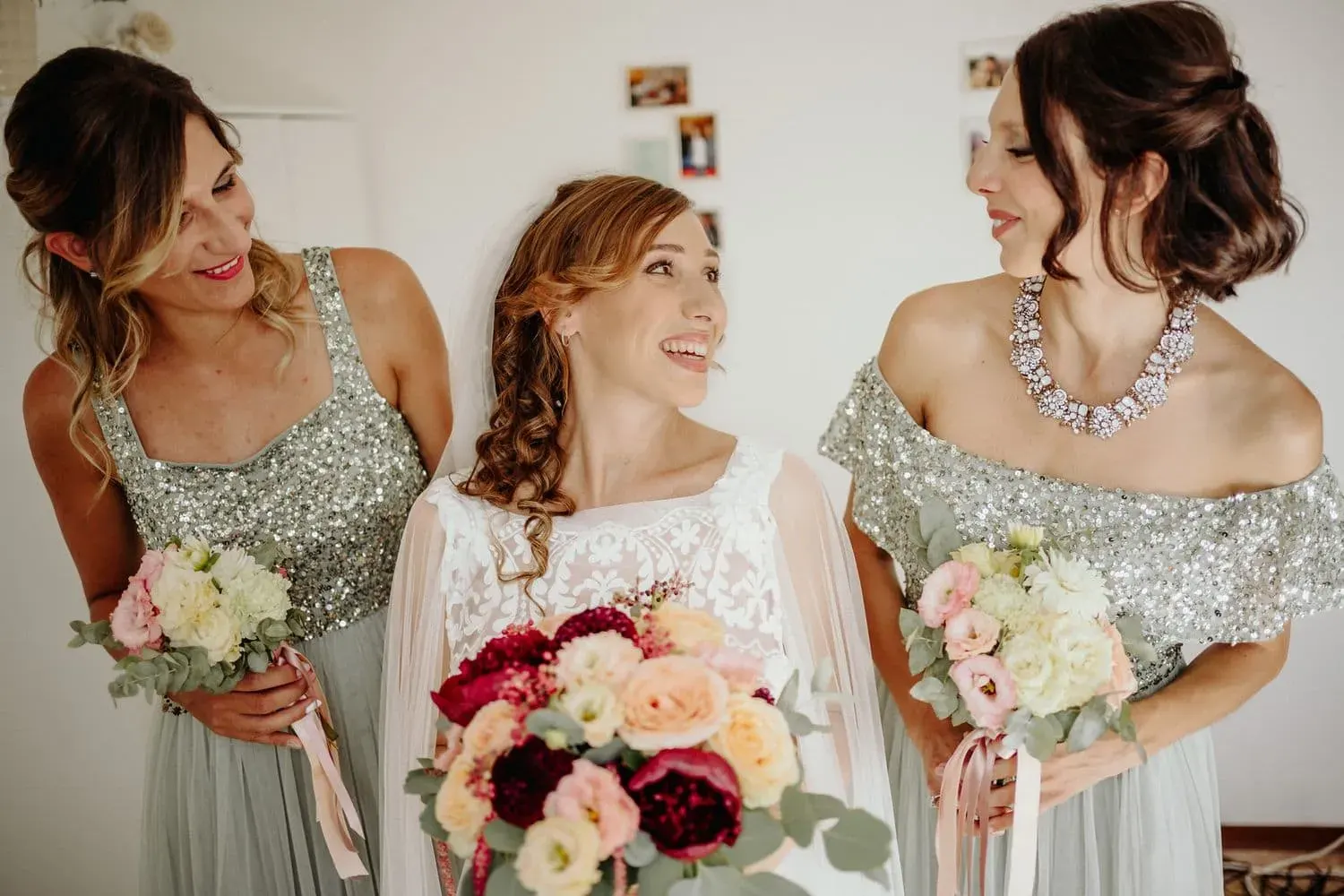 La sposa con due damigelle e i bouquet