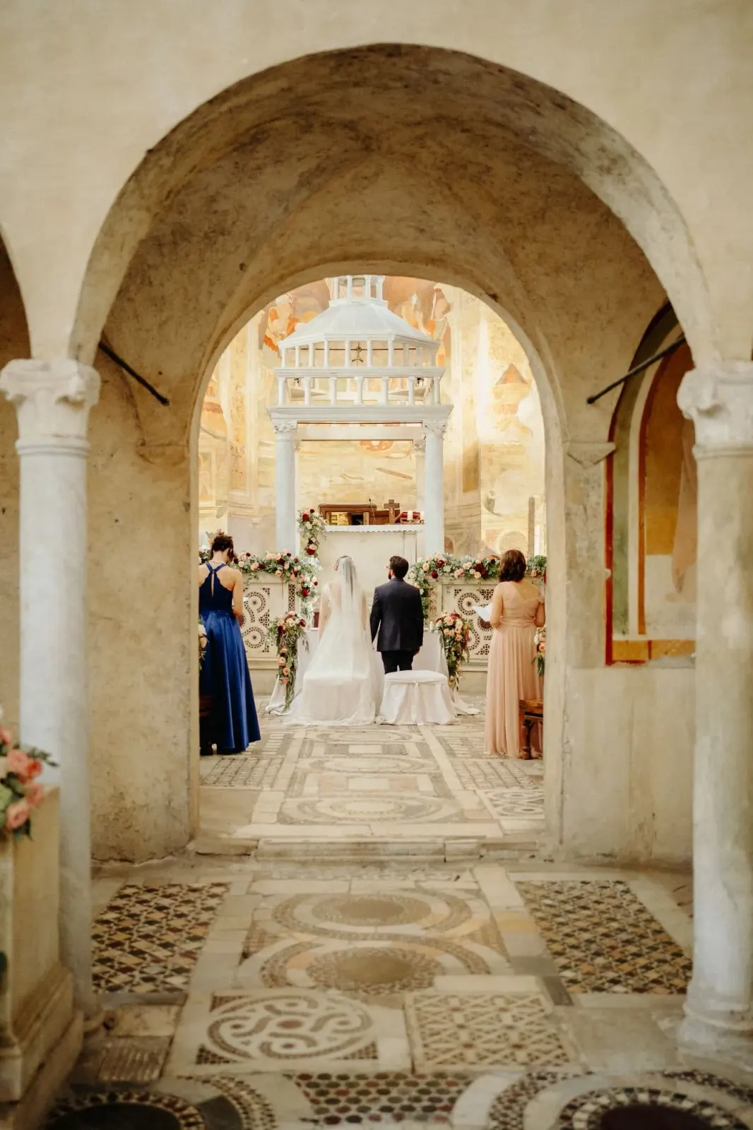 L'ingresso in chiesa visto dal portico dell'Abbazia di Sant'Andrea in Flumine