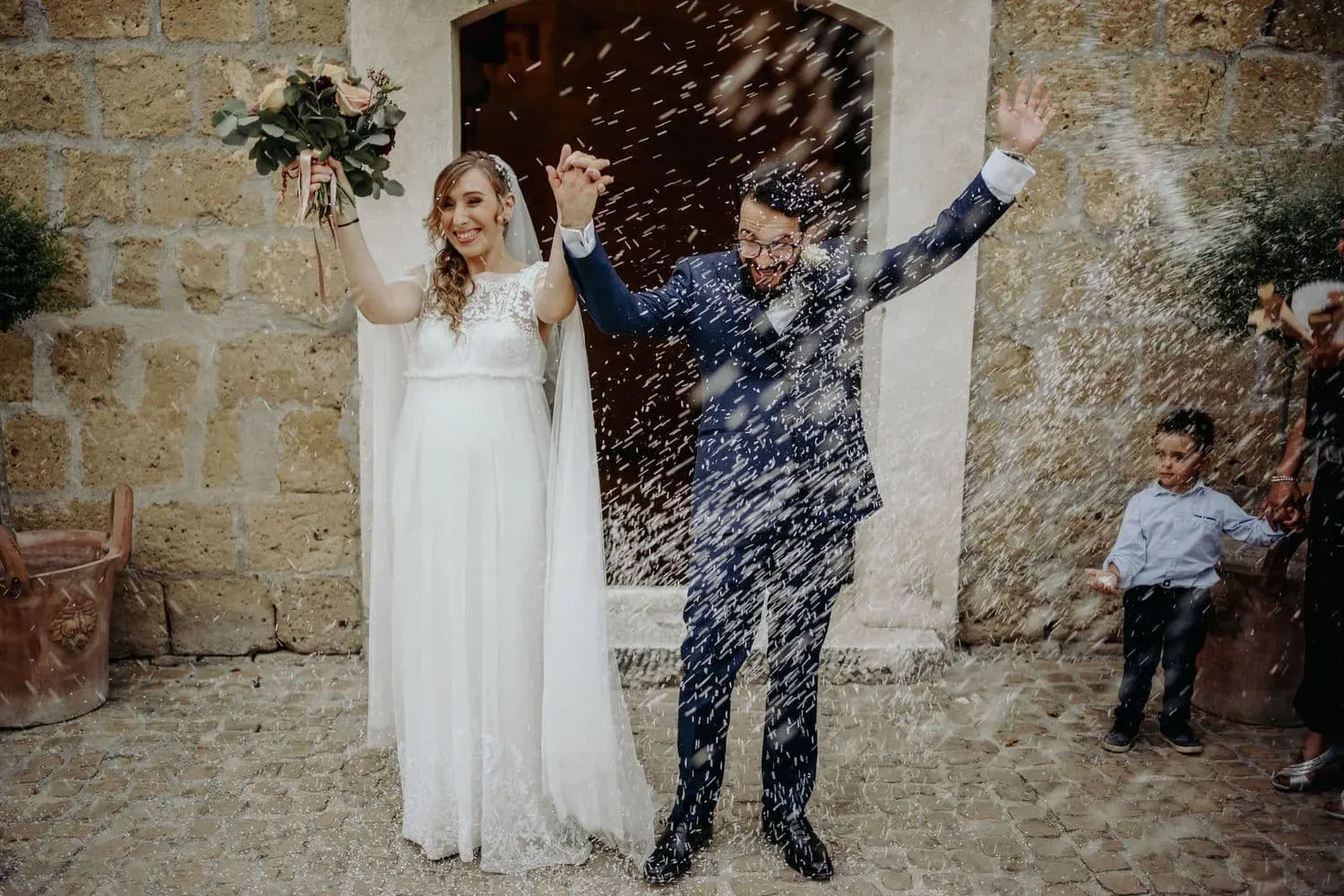 L'uscita degli sposi dalla chiesa tra riso e coriandoli