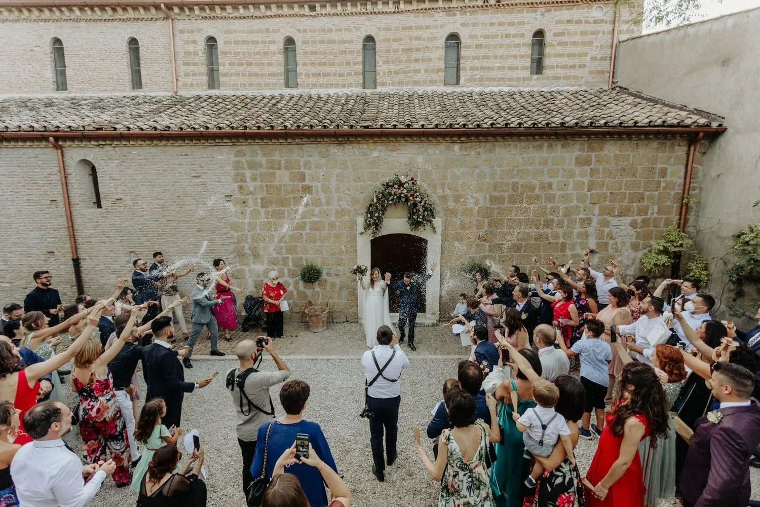 Gli invitati sul sagrato dell'Abbazia di Sant'Andrea in Flumine dopo la cerimonia