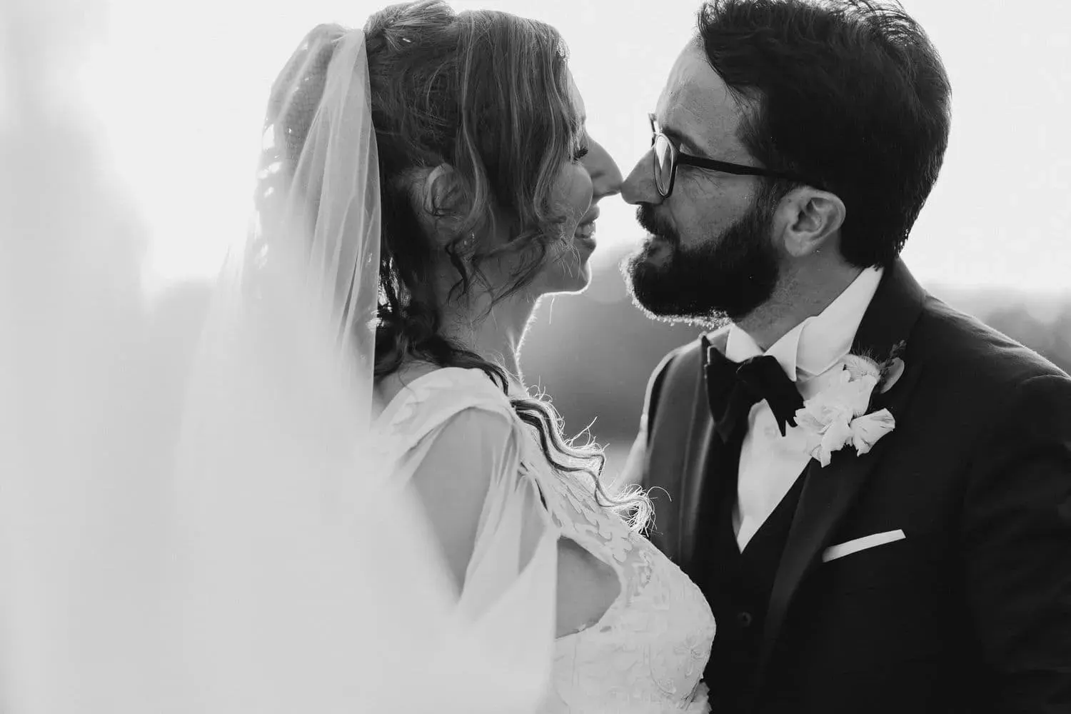 Gli sposi fronte contro fronte, in bianco e nero