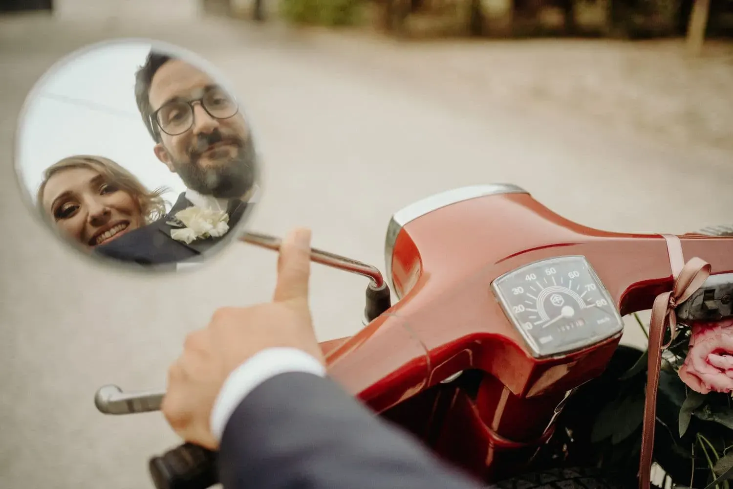 Gli sposi riflessi nello specchietto della Vespa