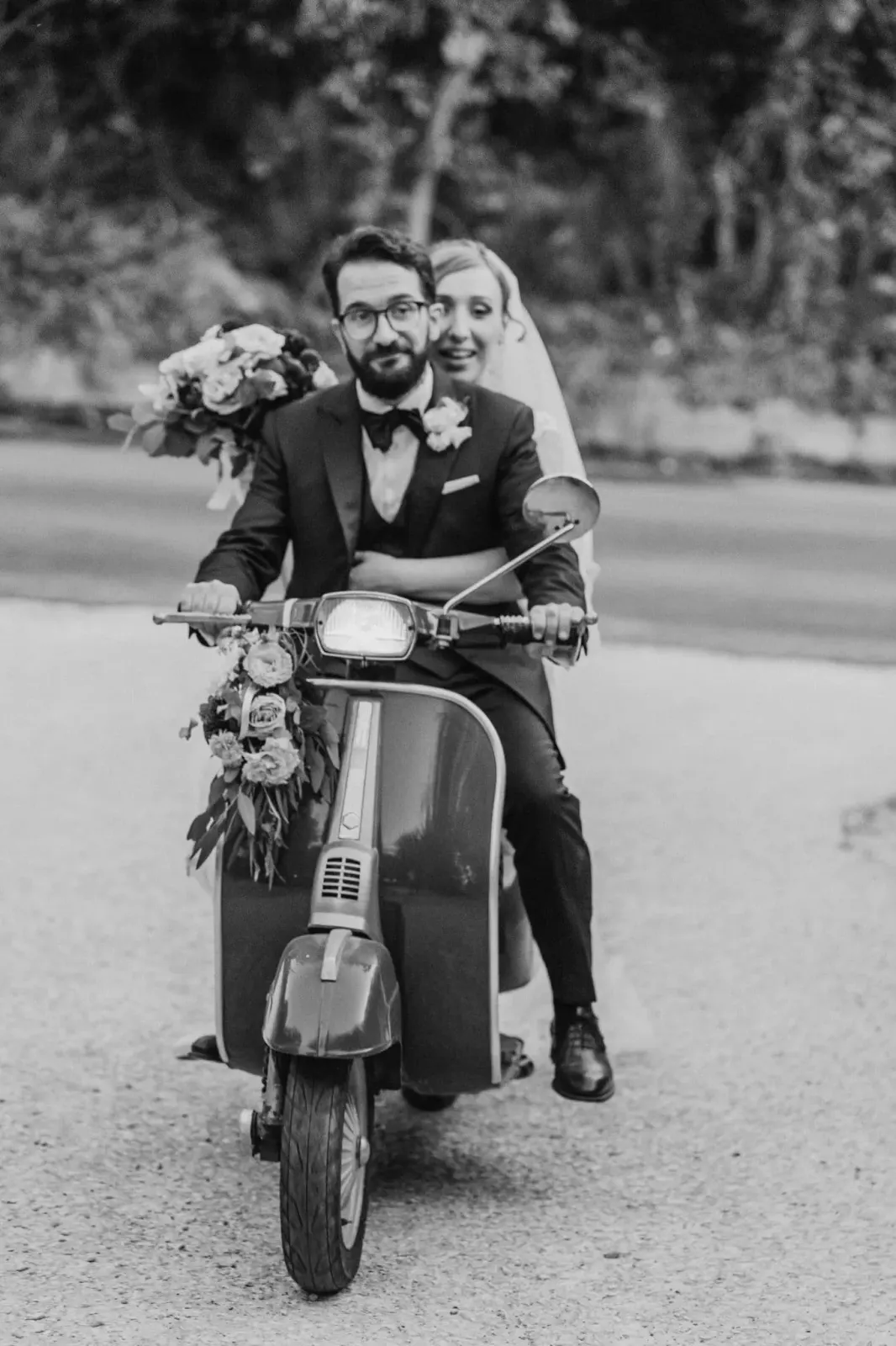 Gli sposi arrivano in Vespa, in bianco e nero