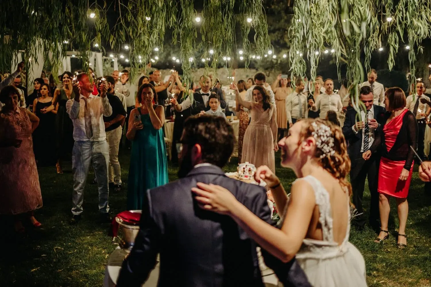 Gli invitati ballano nel giardino dell'abbazia