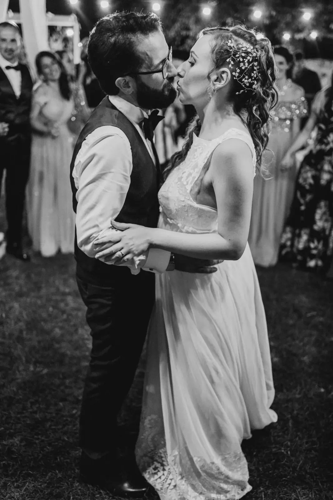 Il bacio degli sposi durante il primo ballo, in bianco e nero
