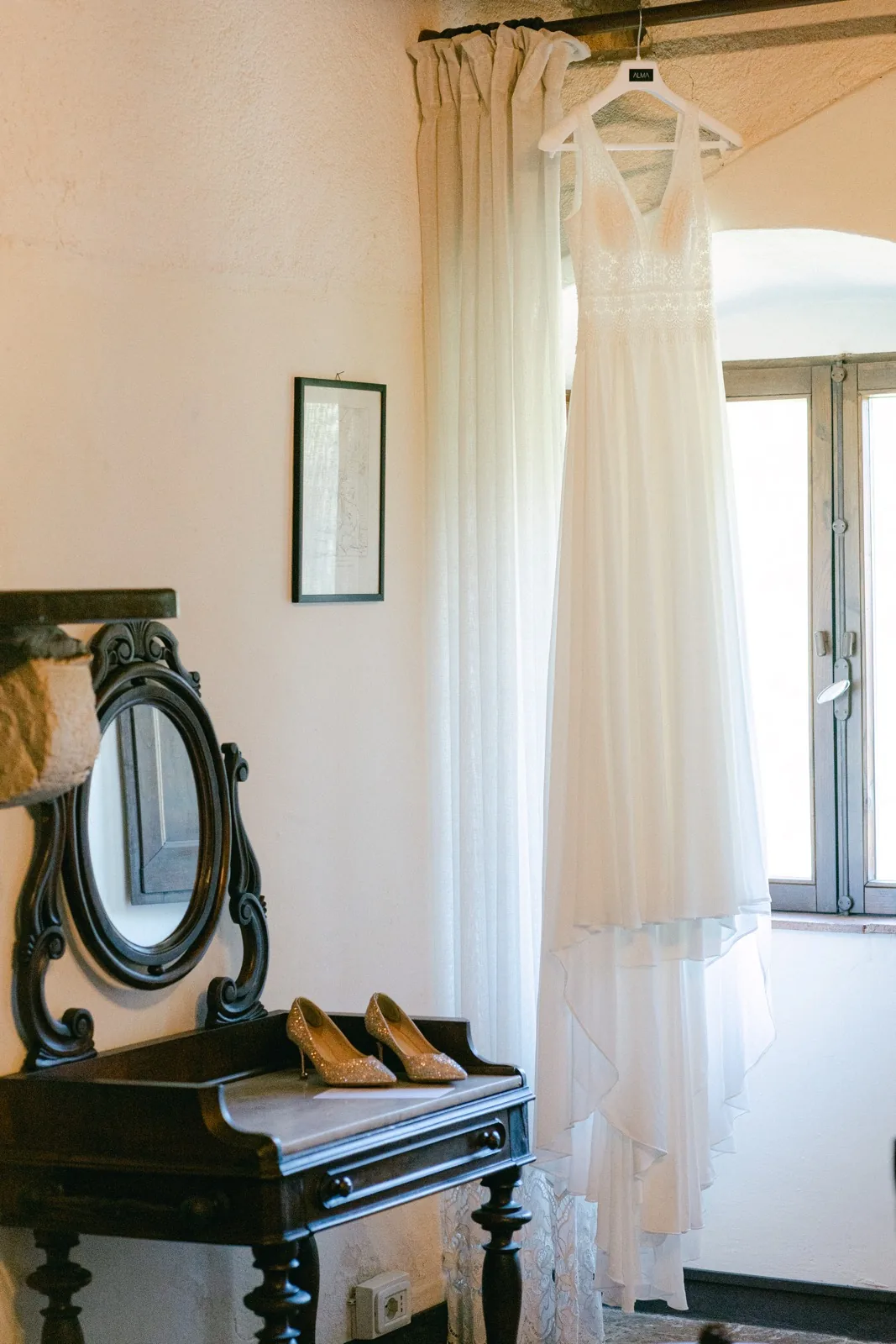 L’abito da sposa appeso alla finestra di una camera dell’Abbazia San Pietro in Valle
