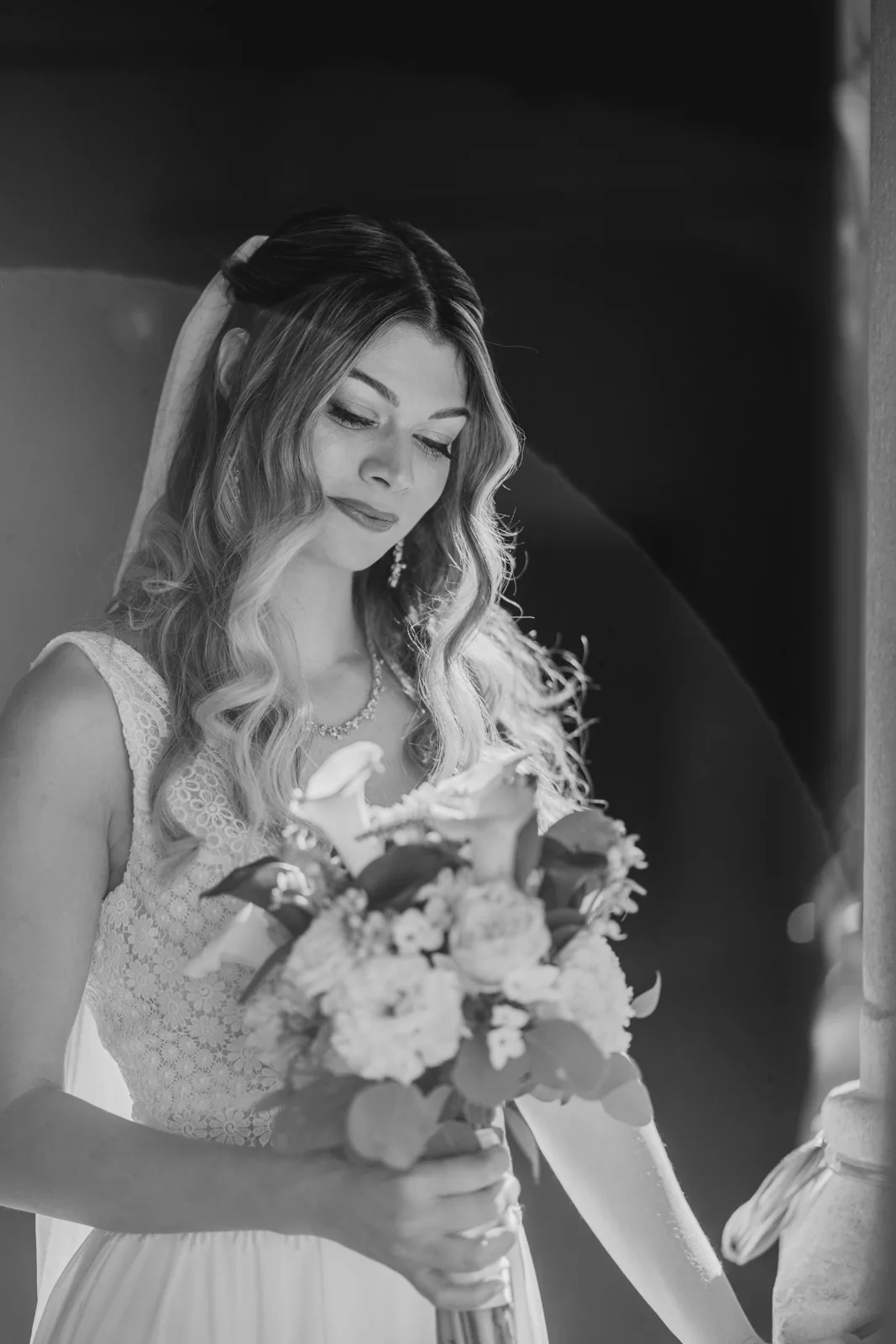 Ritratto della sposa con il bouquet, in bianco e nero