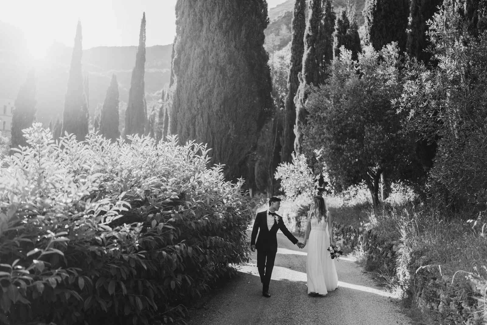Julie e King sul sentiero verso l’abbazia, tra cipressi e monti della Valnerina