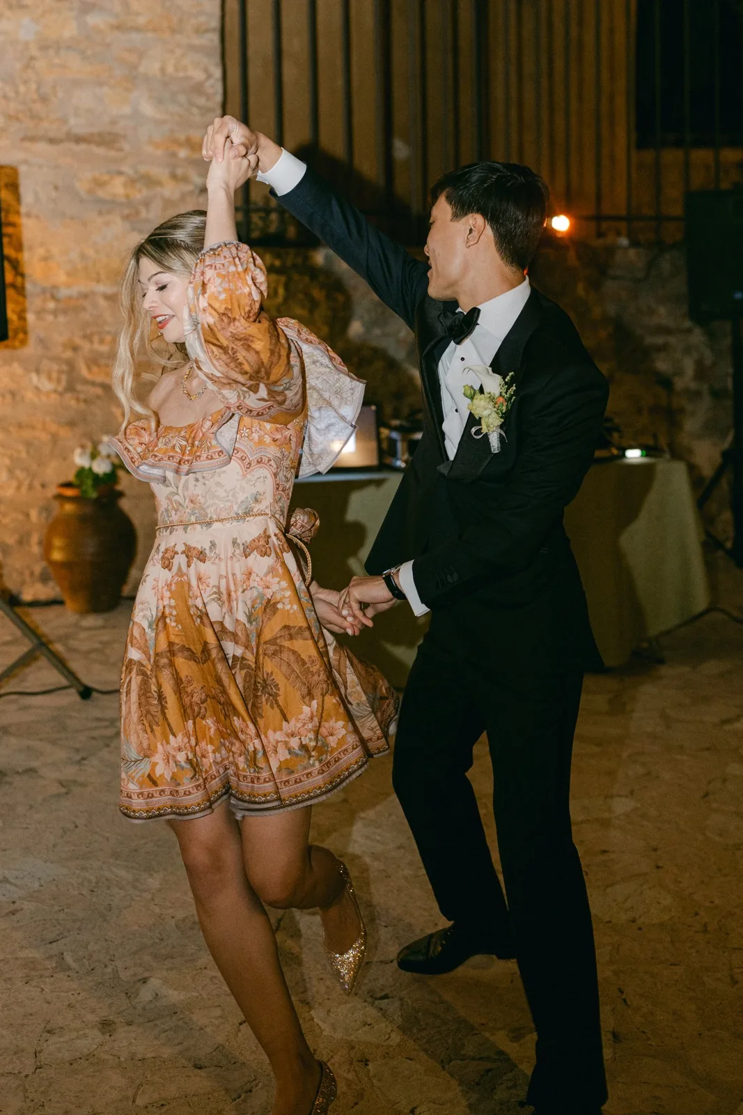 Julie e King ballano: lei ha cambiato abito per la festa