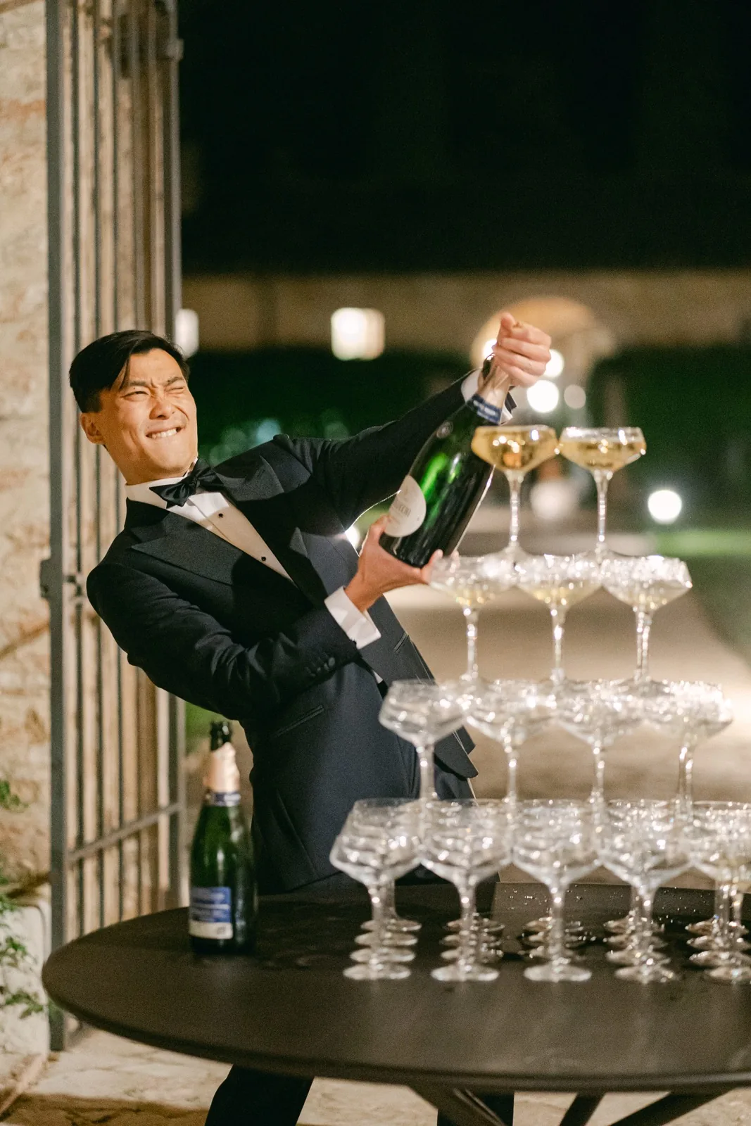 King stappa lo champagne davanti alla torre di coppe