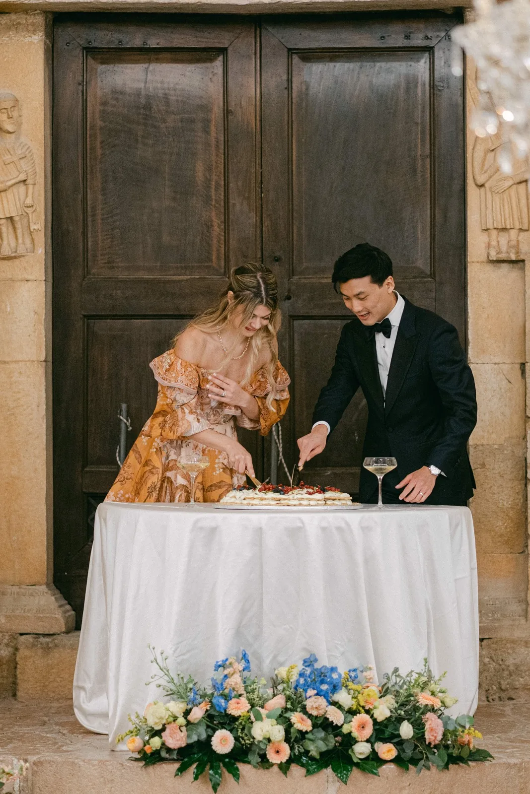 Il taglio della torta davanti al portale scolpito dell’abbazia