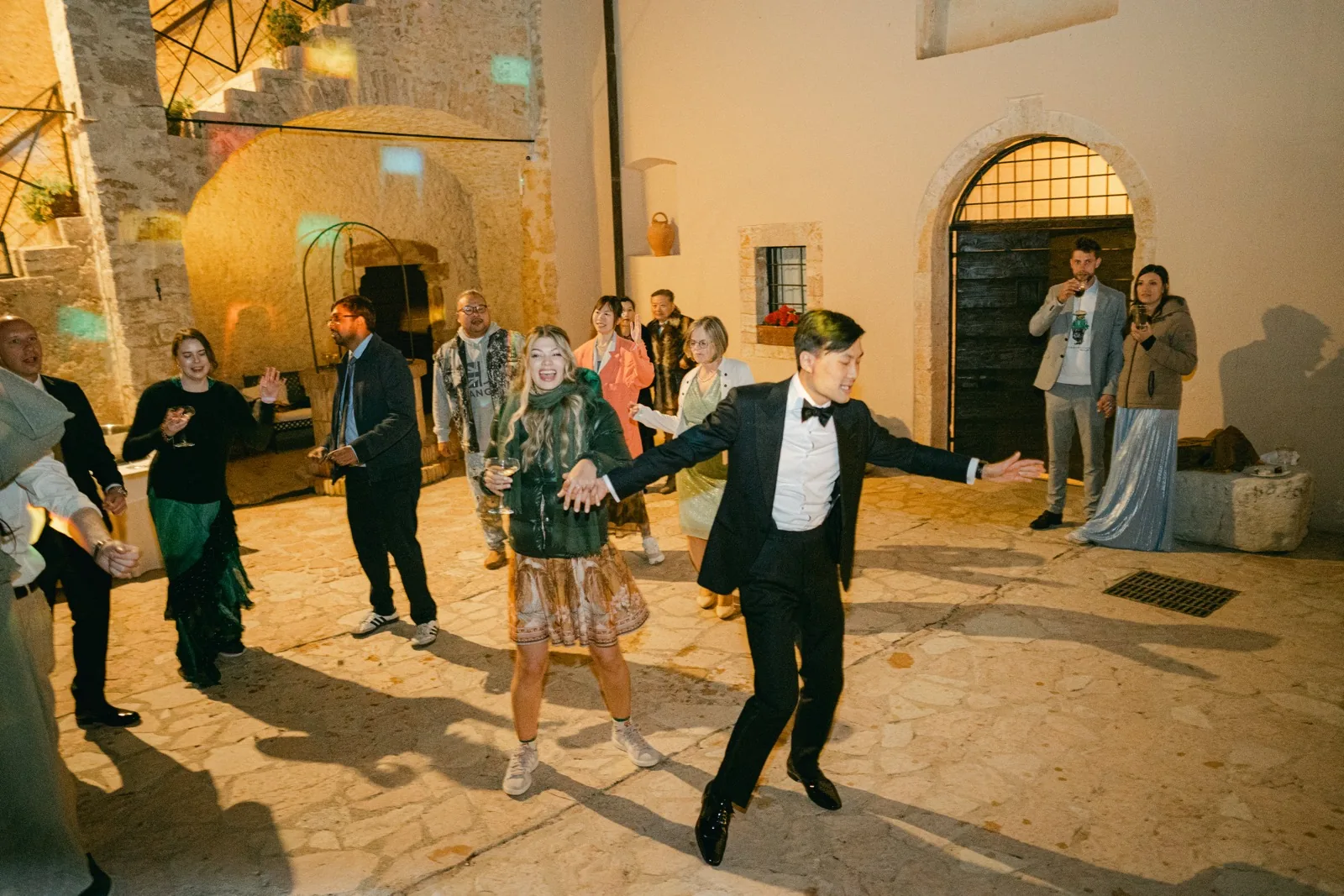 La festa: si balla nella corte dell’abbazia fino a notte