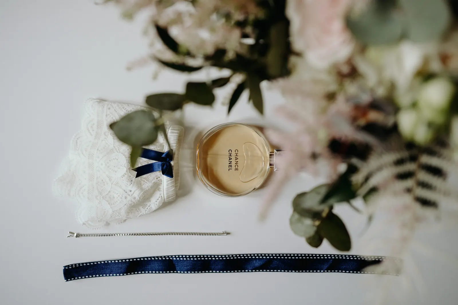 Giarrettiera in pizzo, profumo, bracciale e fiori del bouquet: i dettagli della sposa