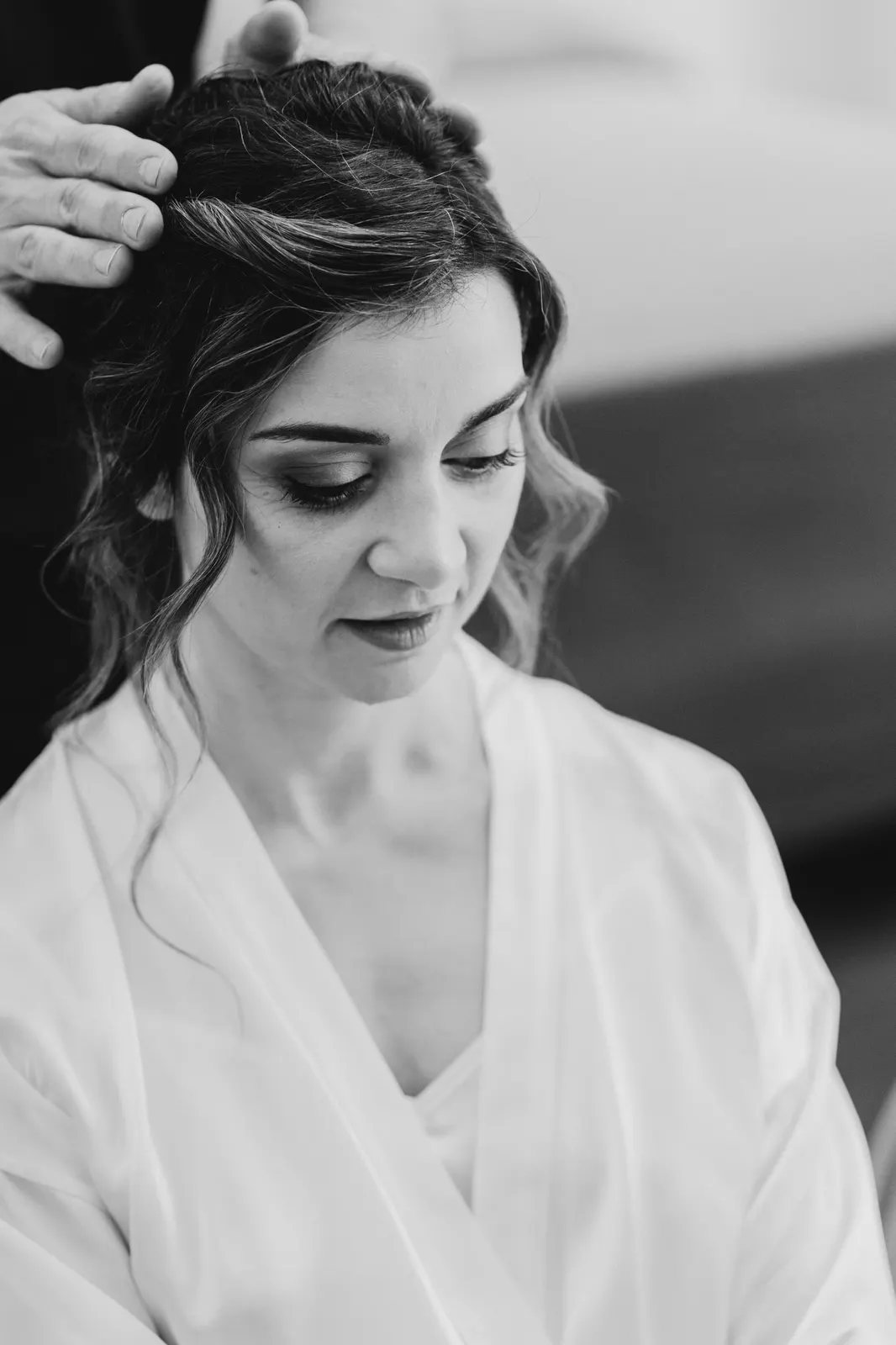 Martina in vestaglia durante l'acconciatura, in bianco e nero