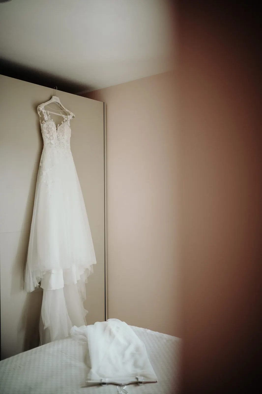 L'abito da sposa appeso nella camera prima della vestizione