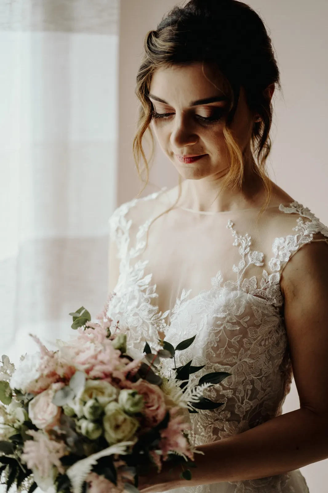 Ritratto di Martina alla finestra con il bouquet nei toni del rosa