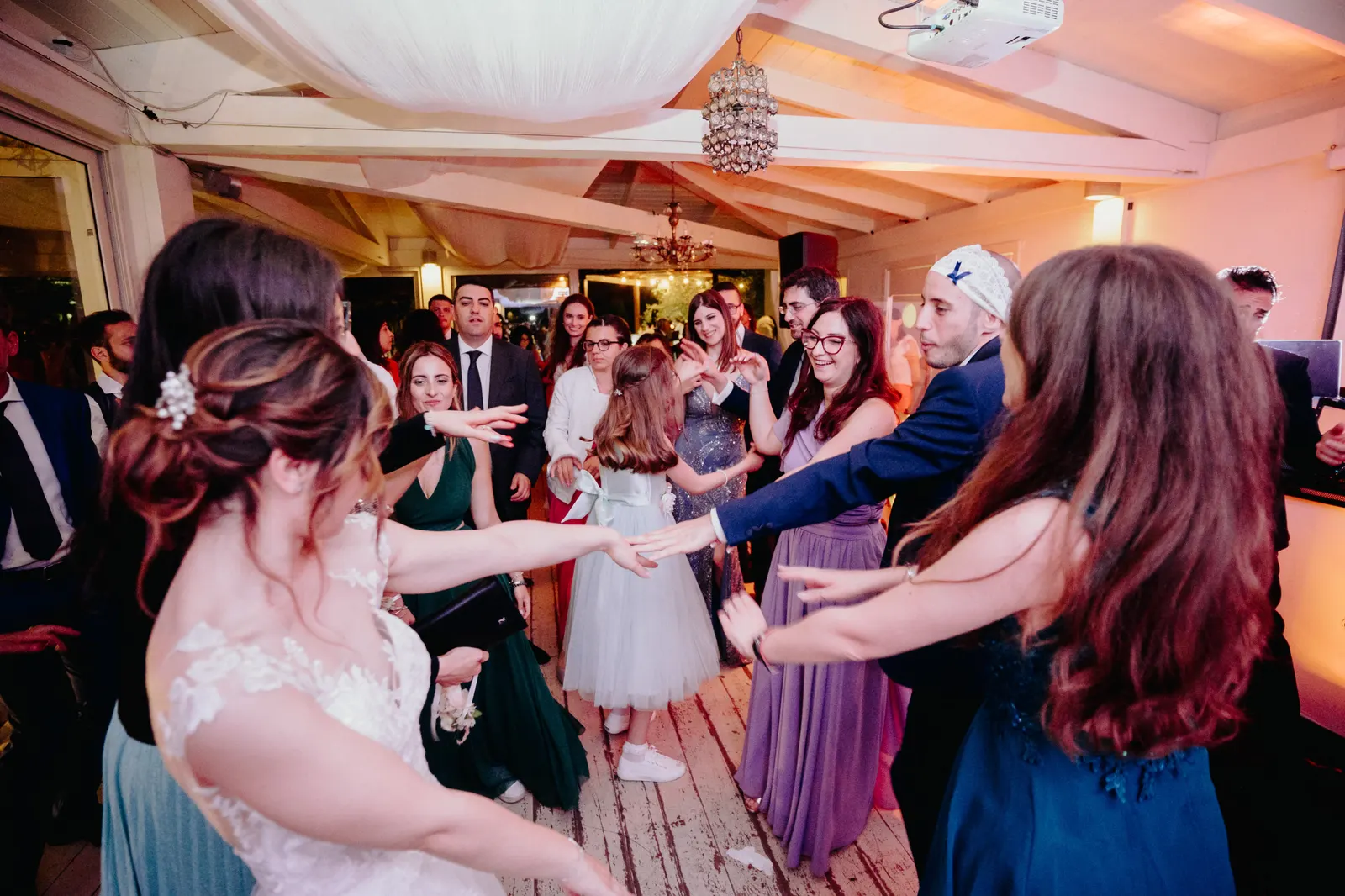La sposa balla in cerchio con gli invitati durante la festa
