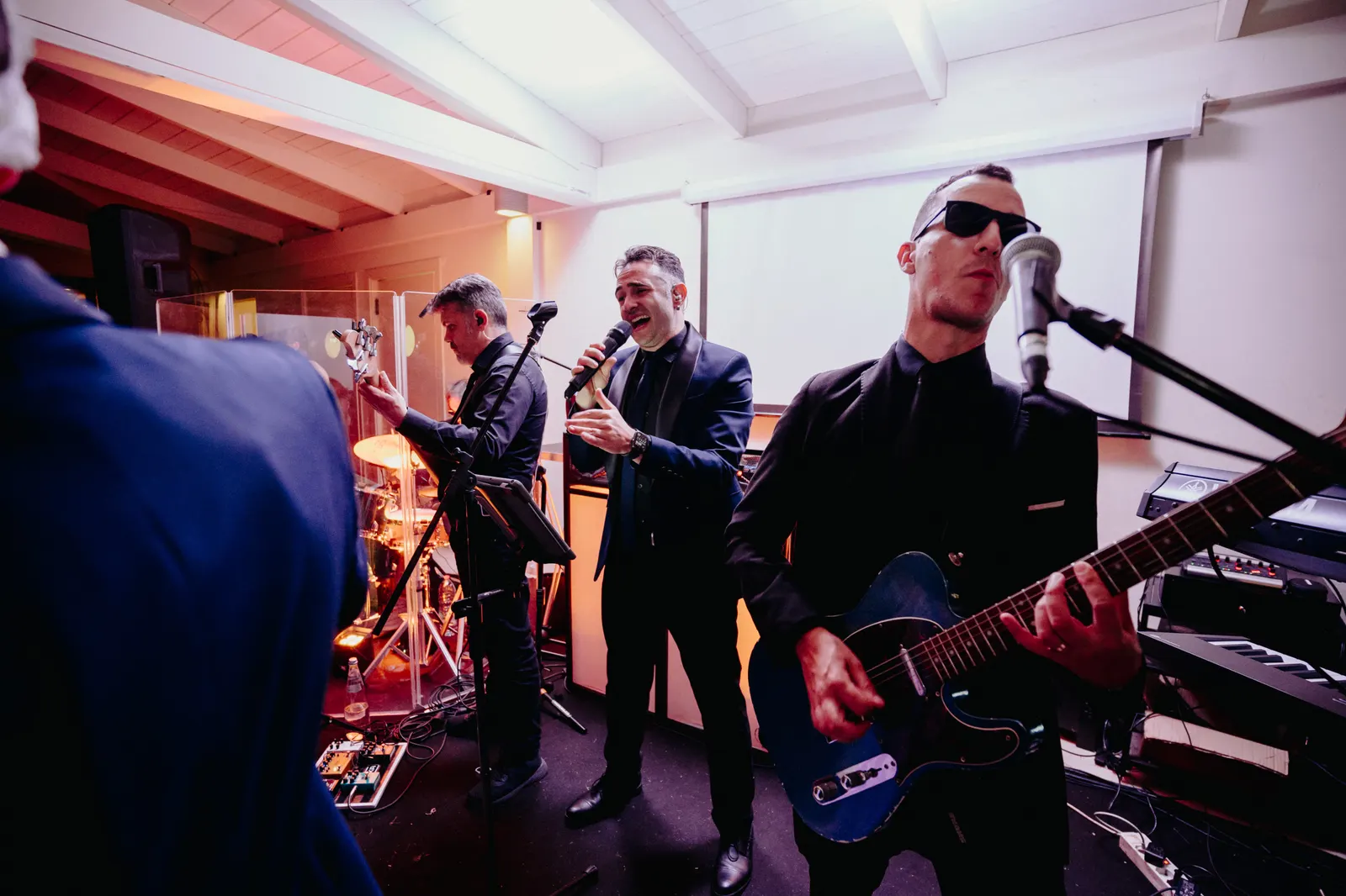 La band suona dal vivo durante la festa di matrimonio