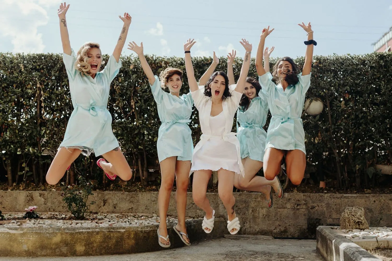 Micaela e le amiche saltano tutte insieme in giardino