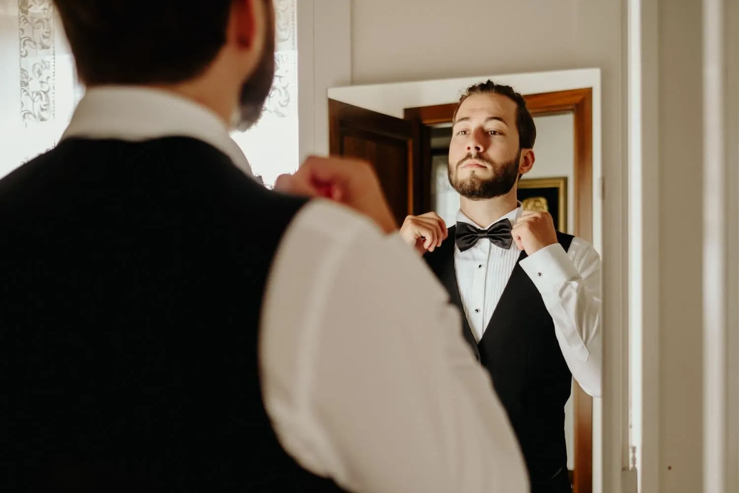 Raffaele si sistema il papillon allo specchio