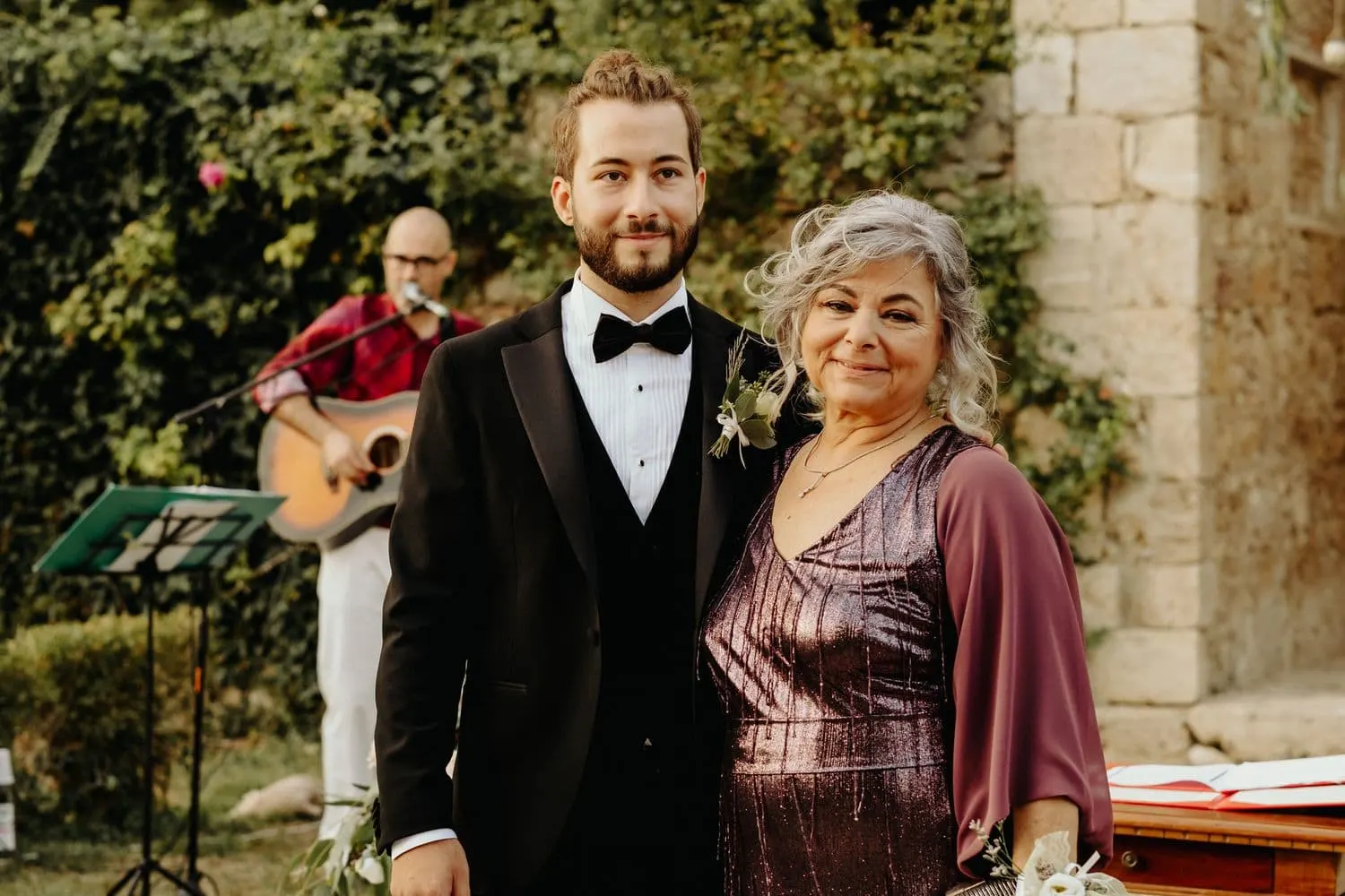 Raffaele and his mother waiting for the bride, with the guitarist behind them