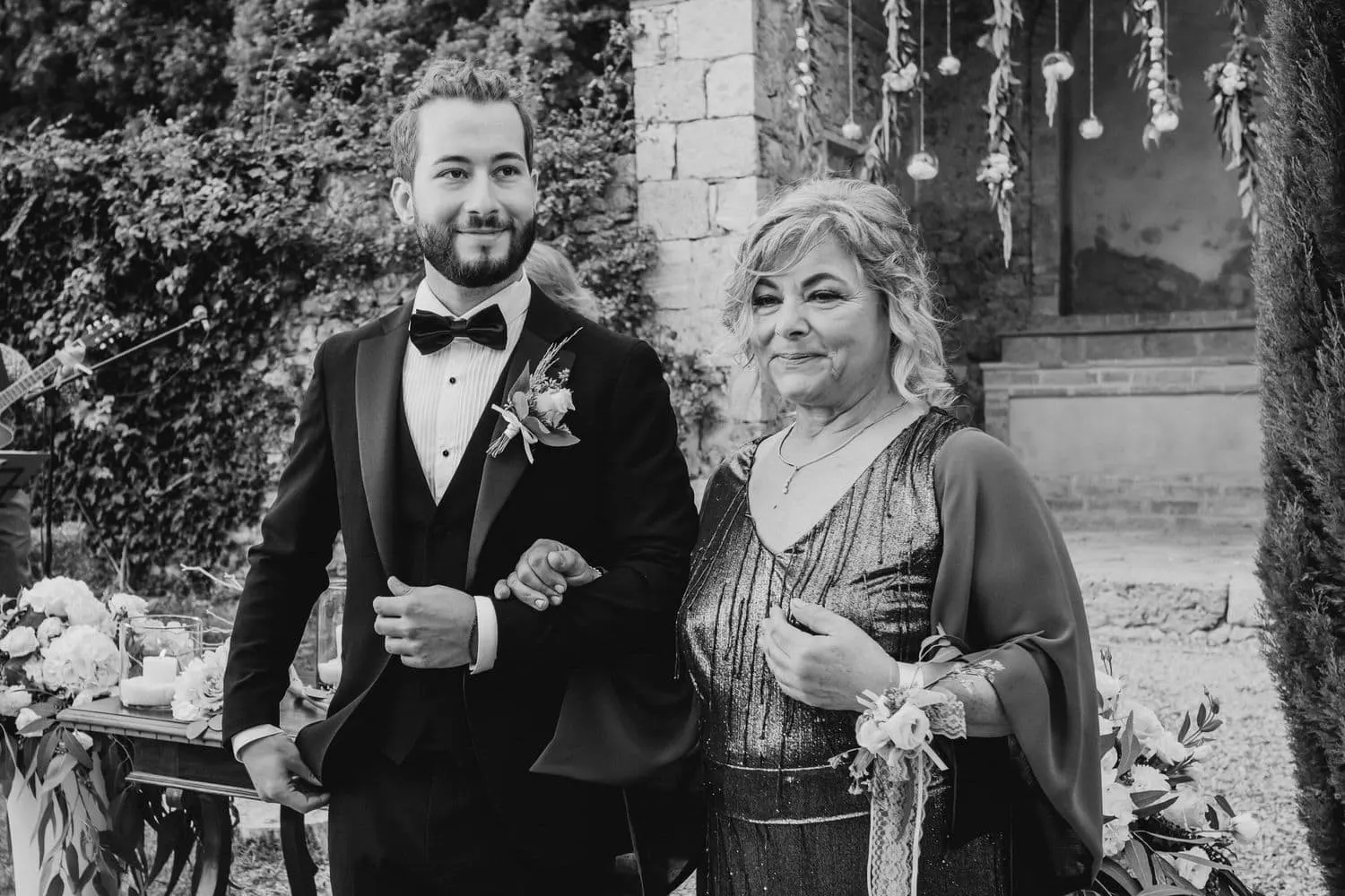 Raffaele and his mother waiting for the bride, in black and white
