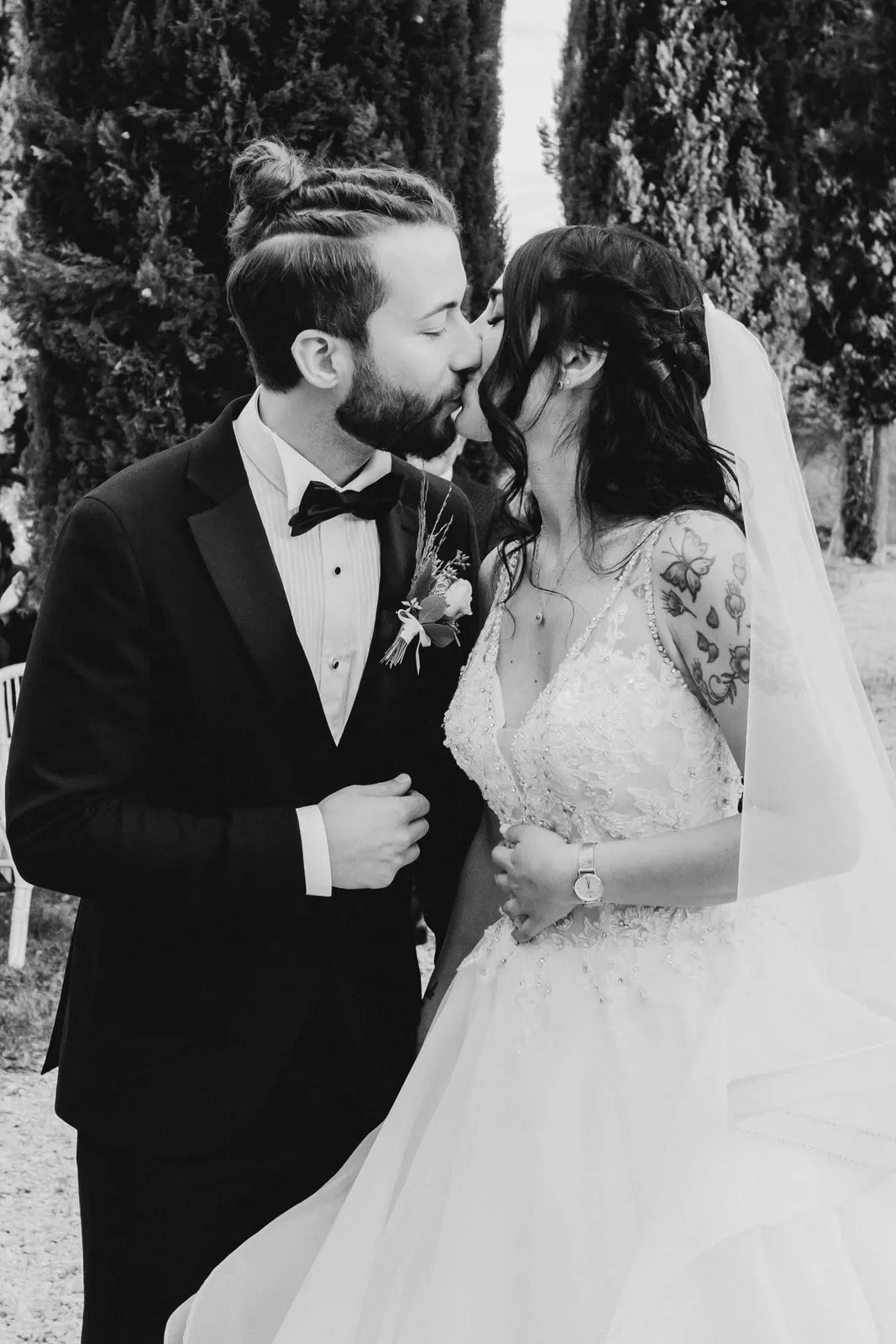 Micaela and Raffaele's kiss, in black and white