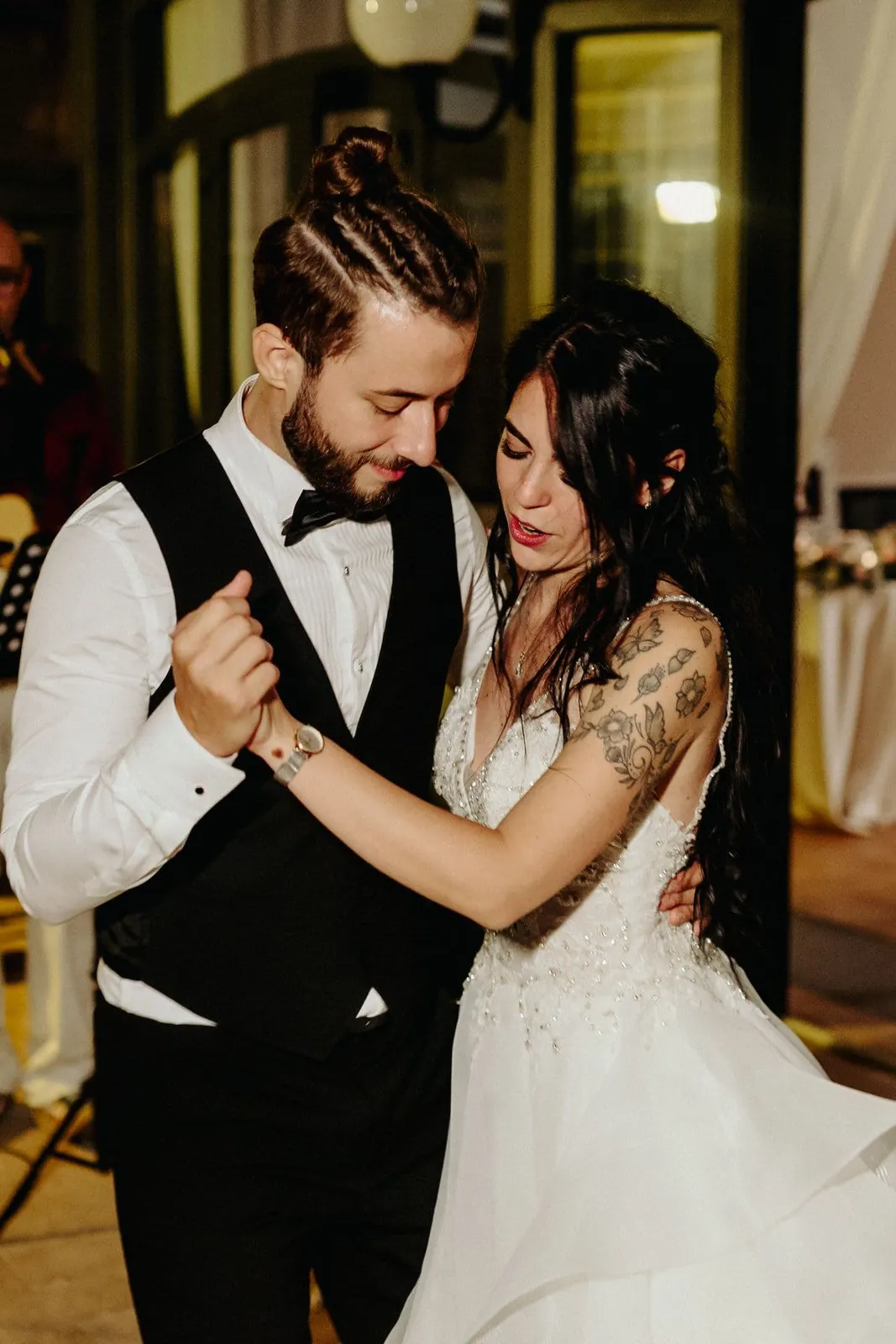 Micaela and Raffaele's first dance, the groom in waistcoat and shirtsleeves