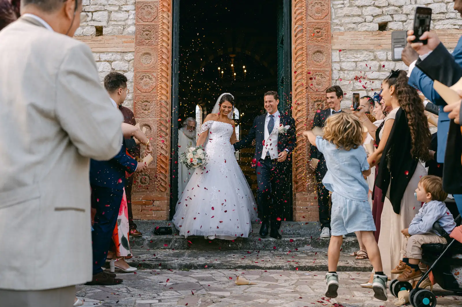 L'uscita degli sposi dalla chiesa tra i coriandoli