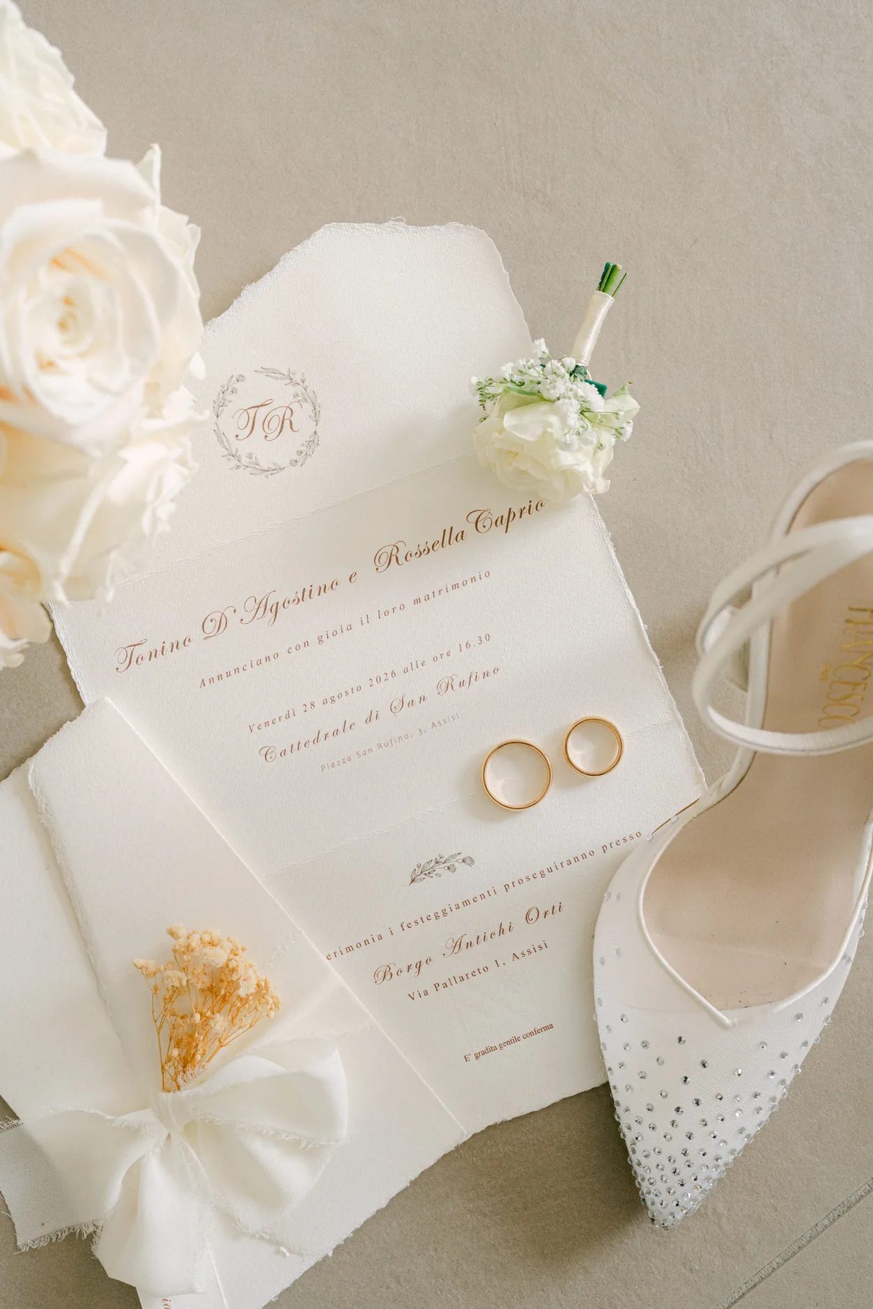 Partecipazione, fedi, scarpa della sposa e rose bianche: i dettagli del matrimonio
