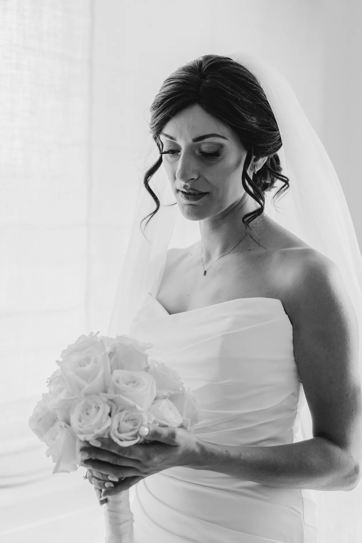 Ritratto di Rossella con il velo e il bouquet di rose bianche, in bianco e nero