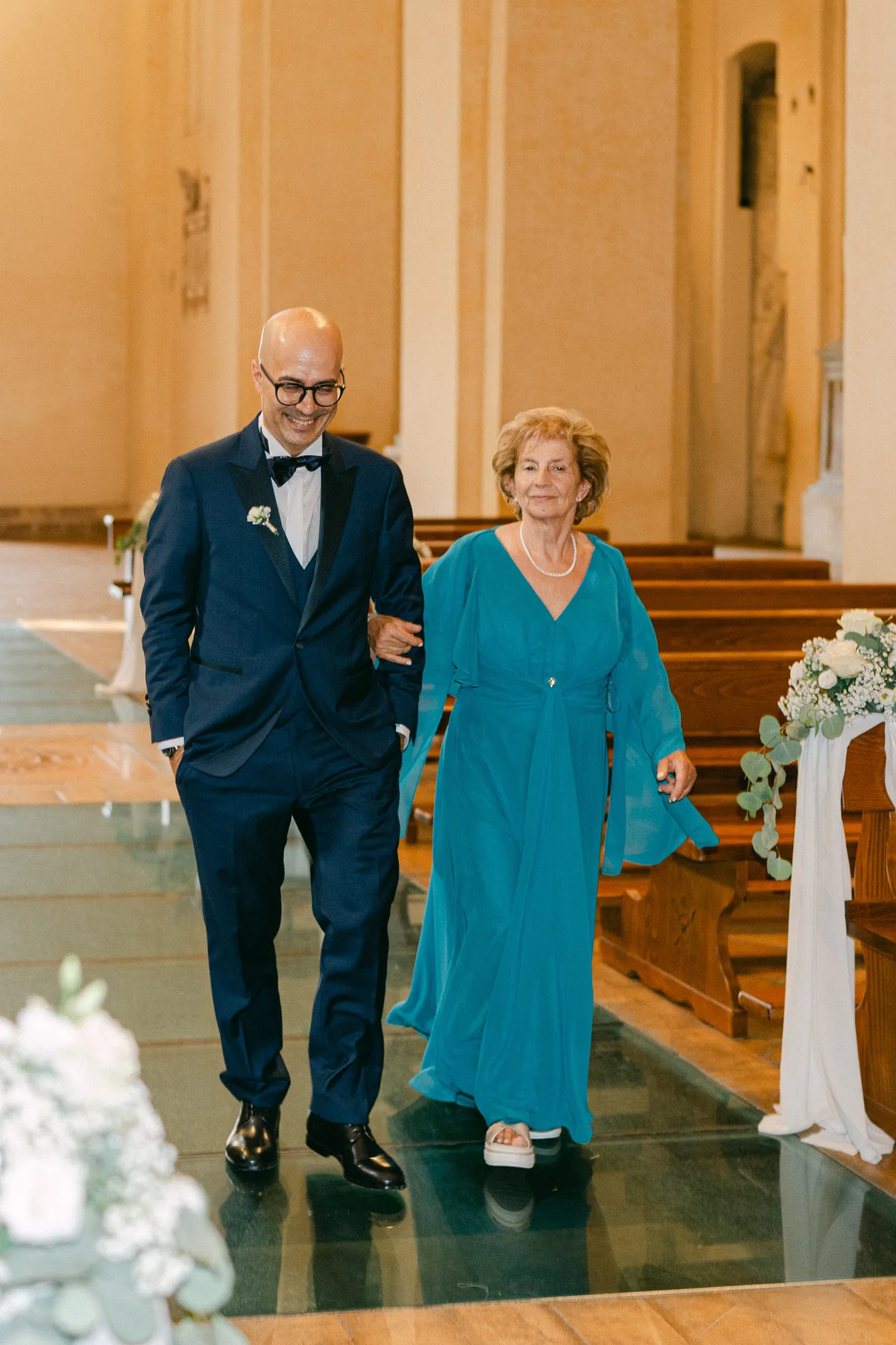 Tonino entra nella Cattedrale di San Rufino accompagnato lungo la navata