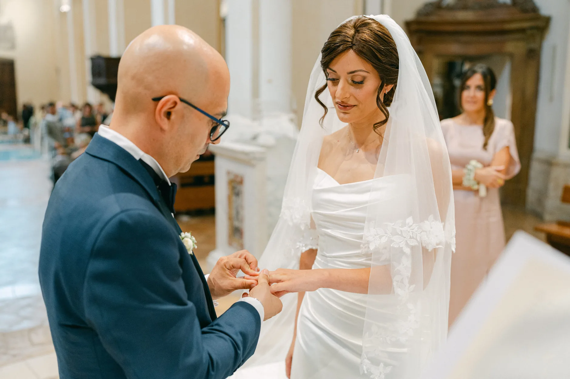 Lo scambio delle fedi: Tonino infila l'anello a Rossella