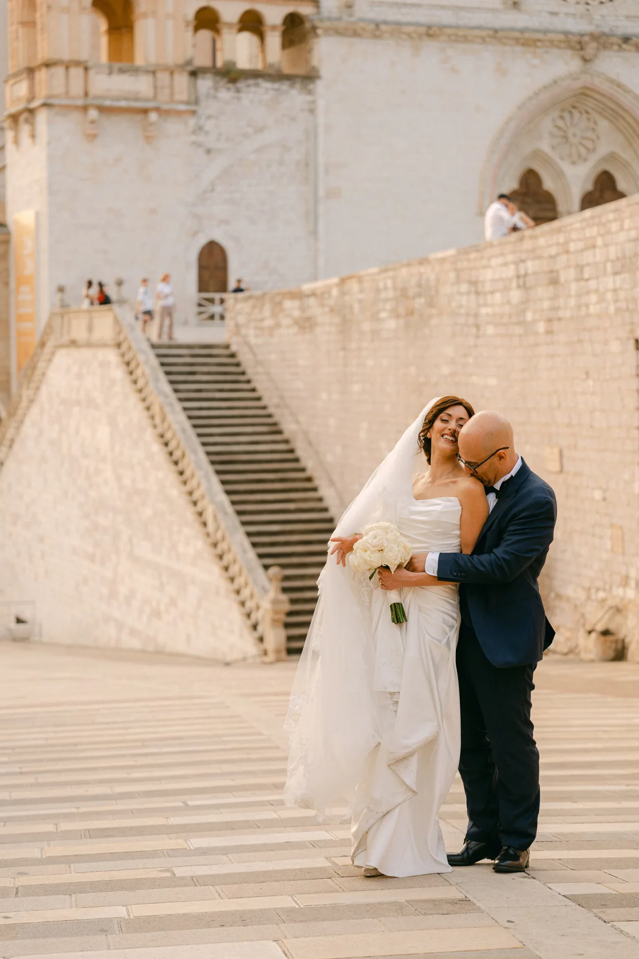 Un bacio ai piedi della scalinata della Basilica di San Francesco