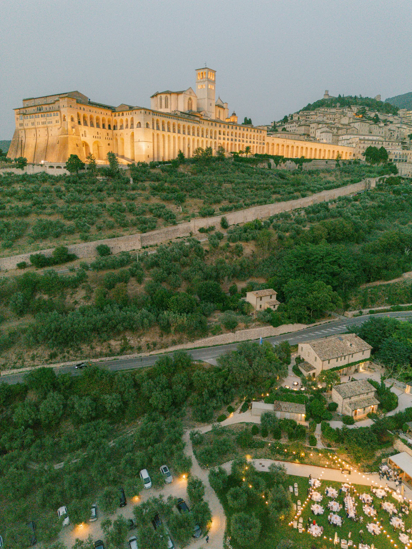 Veduta aerea del Borgo Antichi Orti ai piedi della Basilica di San Francesco, all'imbrunire