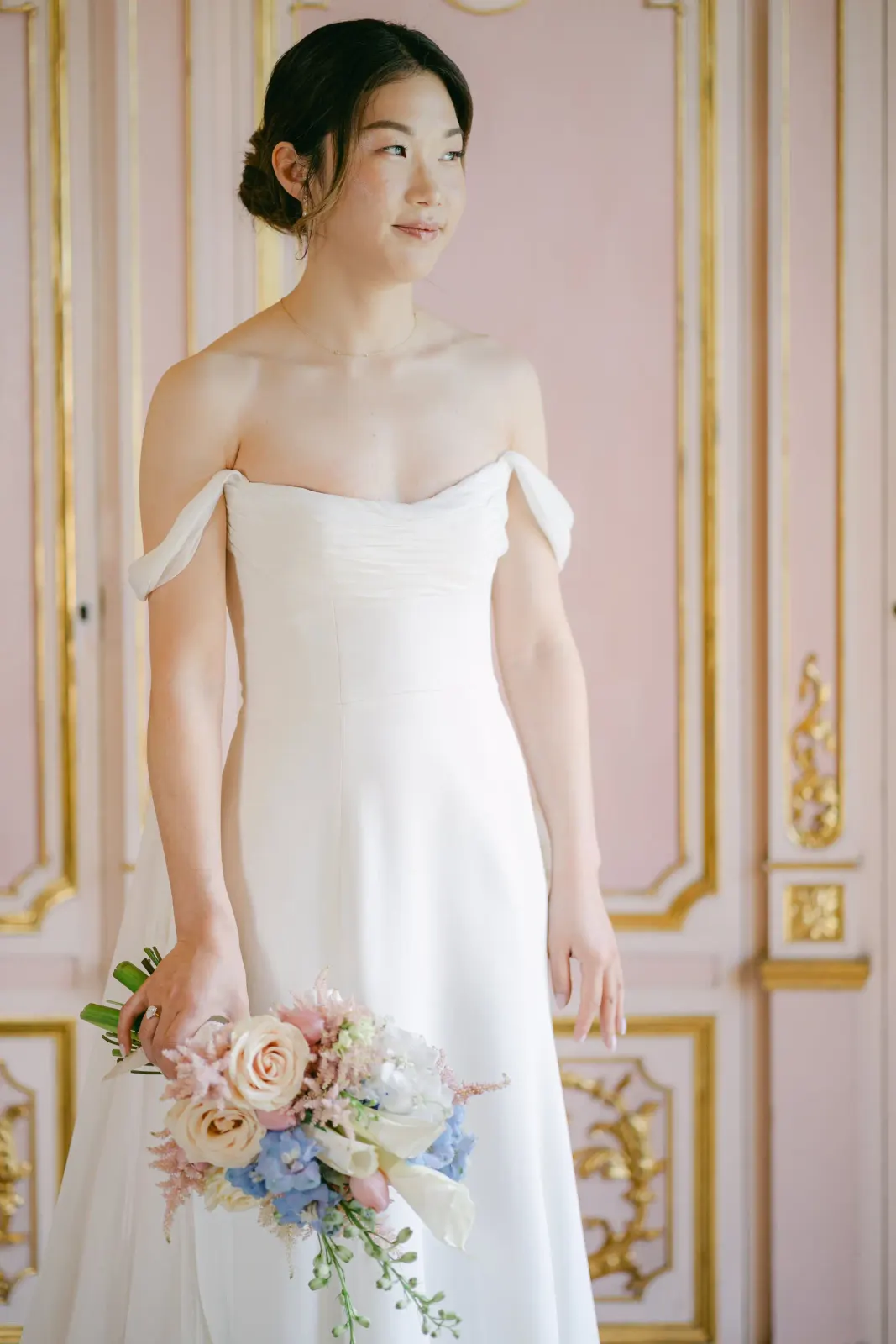 Ritratto di Audrey con l'abito a spalle scoperte e il bouquet in mano