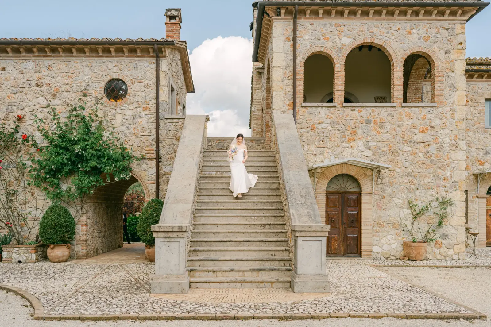 Audrey scende la grande scalinata in pietra della villa per il first look