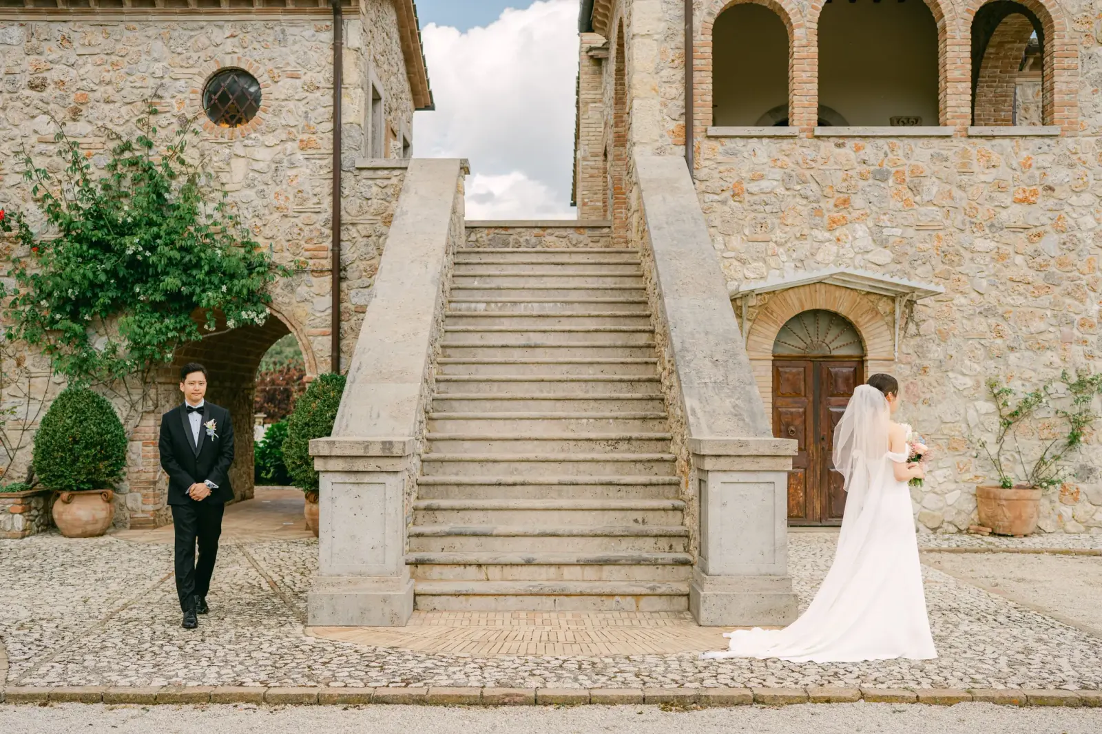 James aspetta ai piedi della scalinata mentre Audrey arriva alle sue spalle