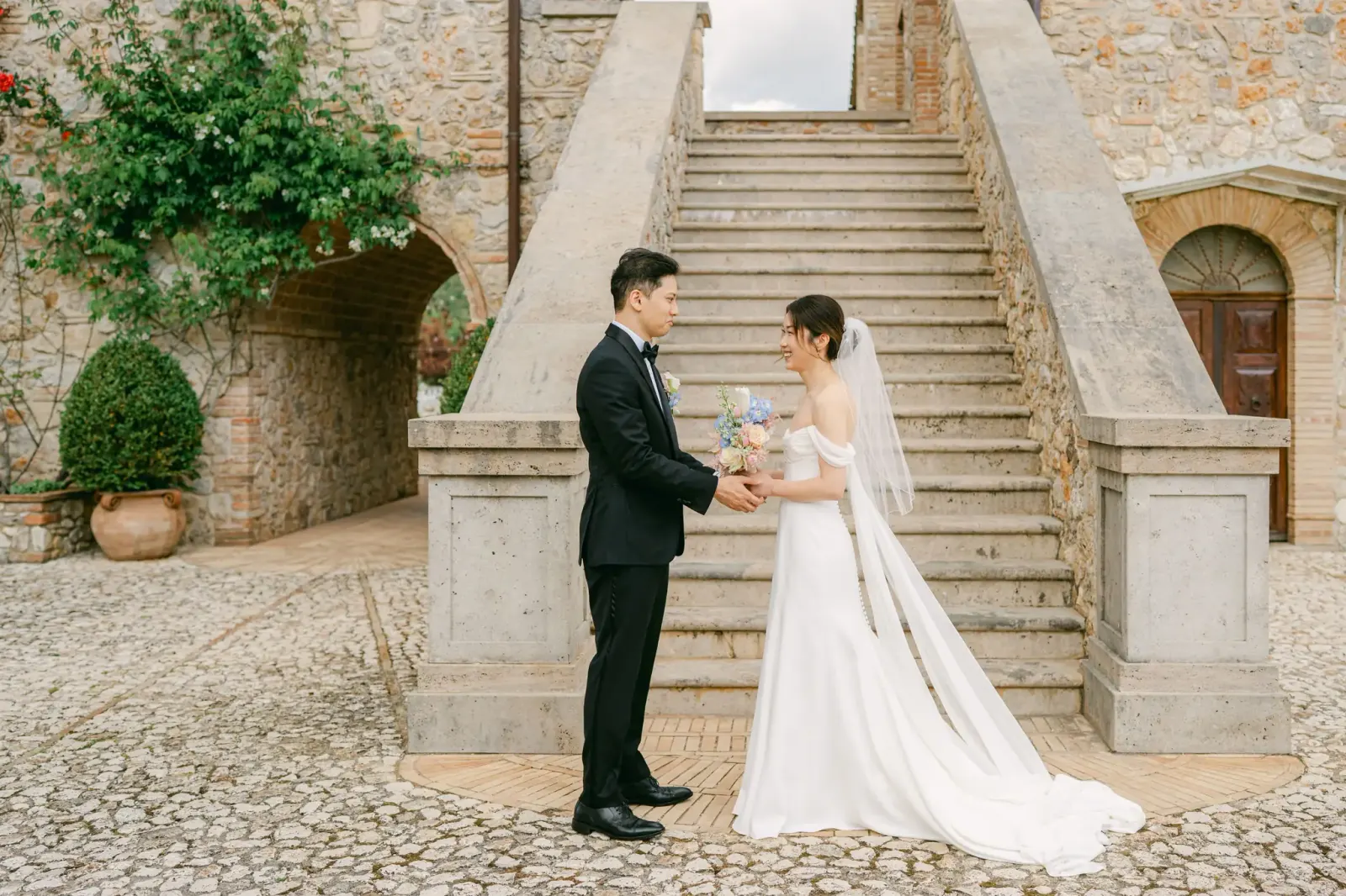 Audrey e James si guardano per la prima volta ai piedi della scalinata