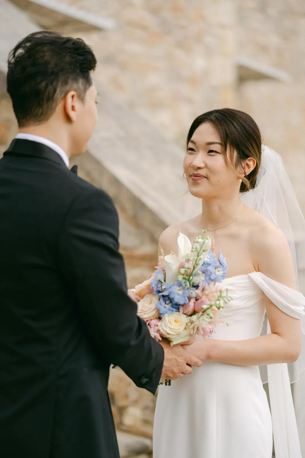 Audrey sorride a James durante il first look, con il bouquet tra le mani