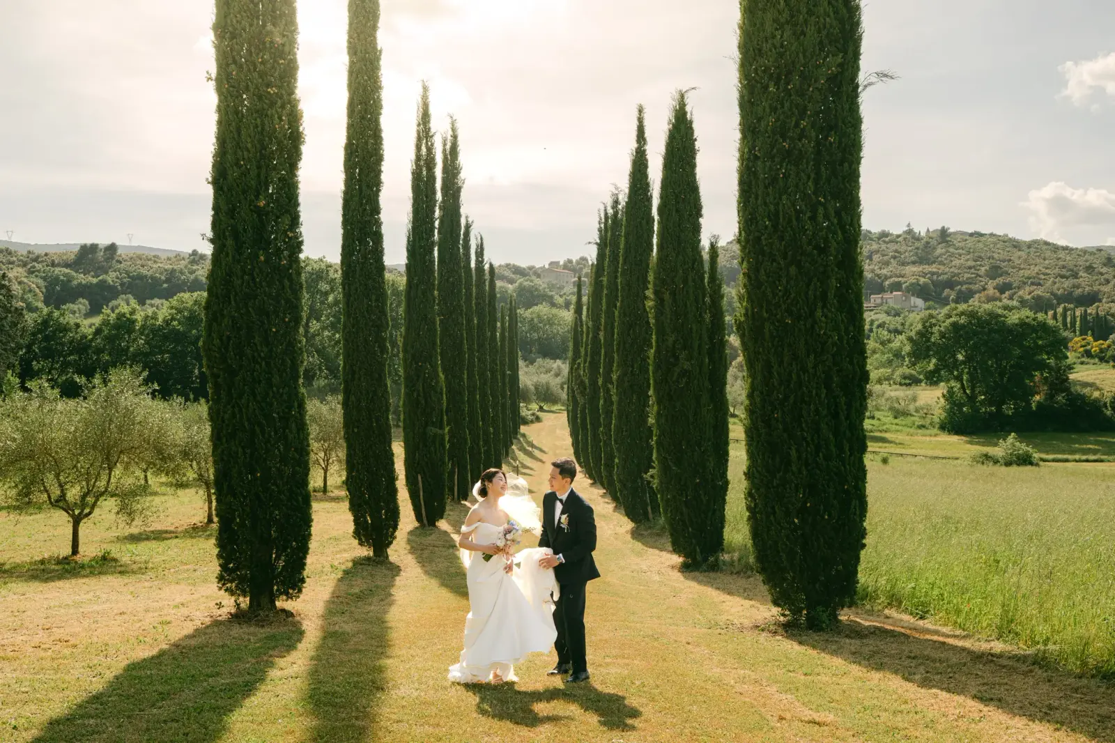 Audrey e James nel viale dei cipressi, con la campagna umbra intorno