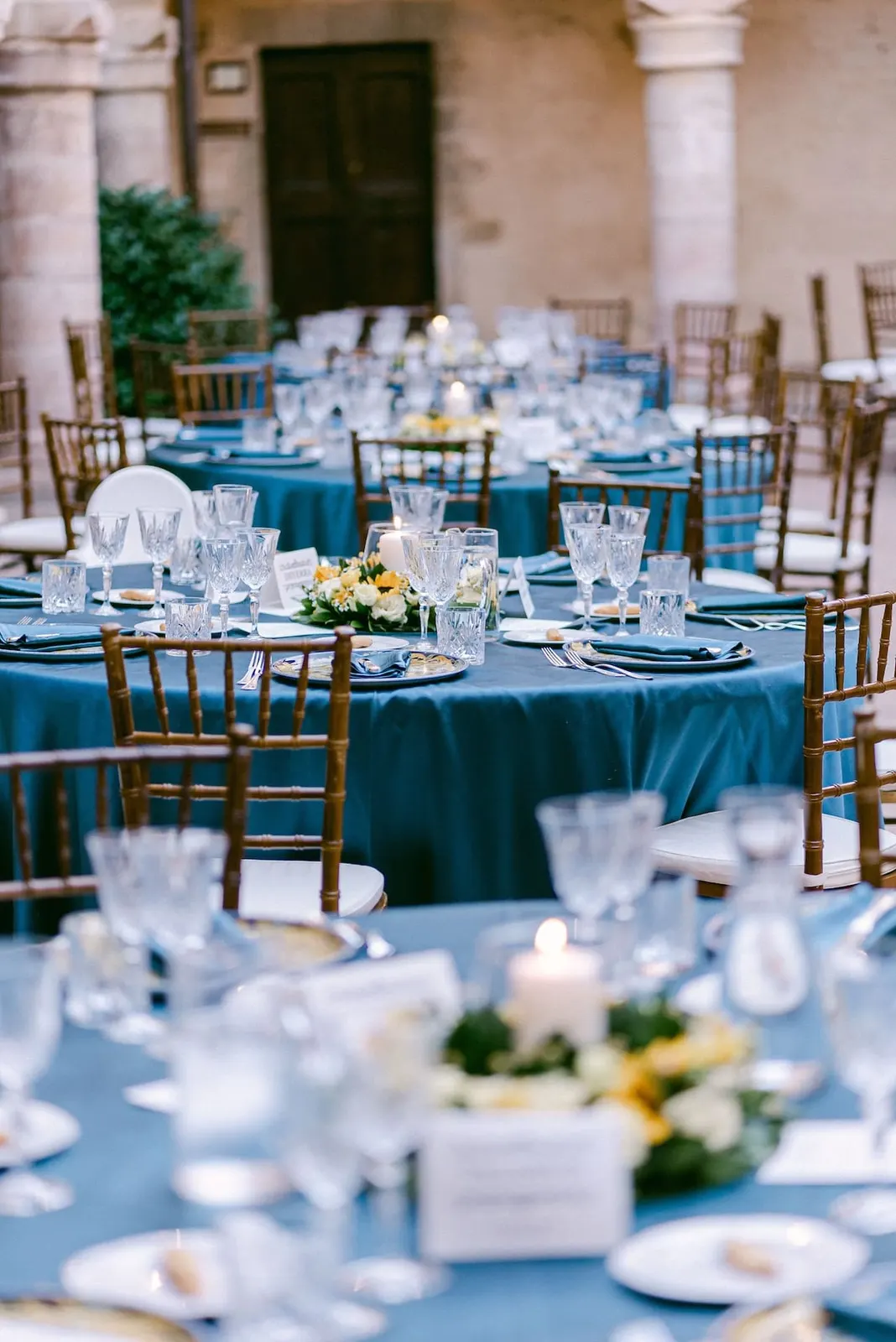 The reception tables dressed in blue in the cloister