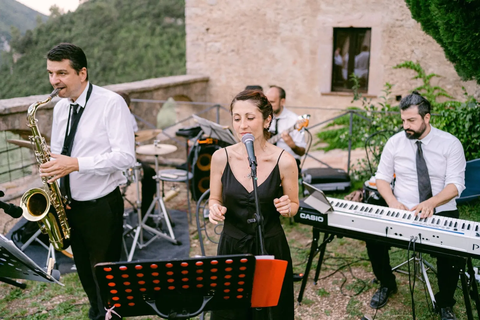 Live music: vocals, sax and keyboard