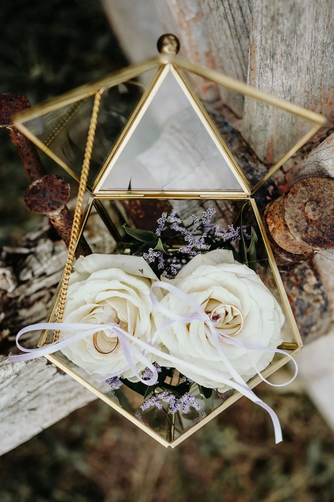 The ring holder: a glass case with two white roses