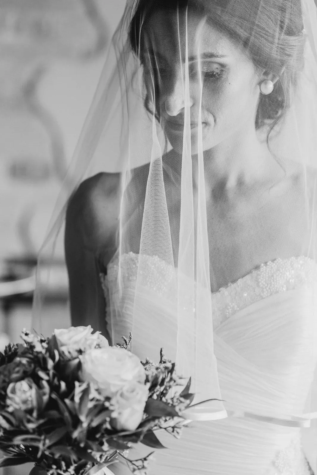 The bride with her veil and bouquet, in black and white