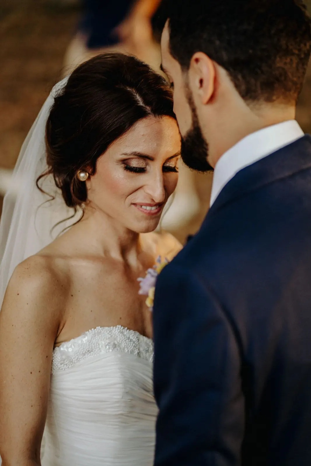 Close portrait of the couple, forehead to forehead