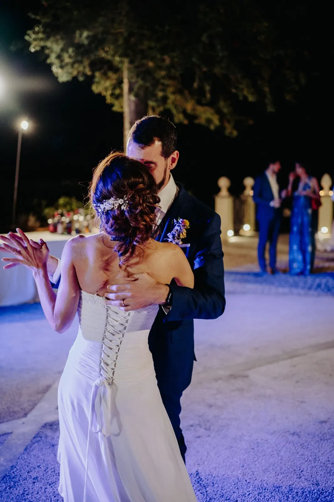 The couple's first dance outdoors, in the evening